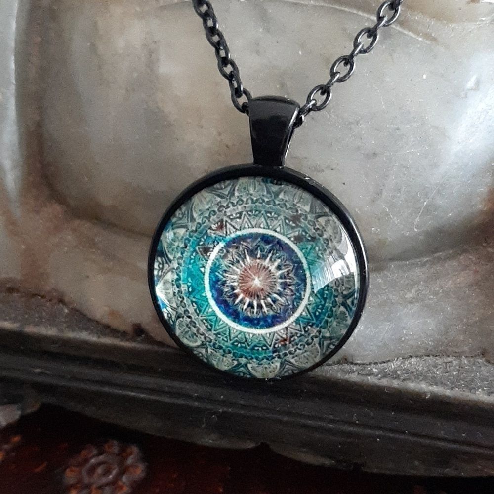 NWOT Boho style pendant necklace with flower pattern in bronze.